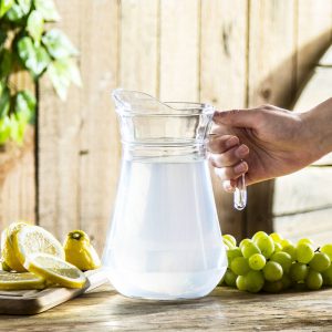 Szklany dzbanek ładnie wyeksponuje składniki lemoniady. Szklany dzbanek do lemoniady Crema